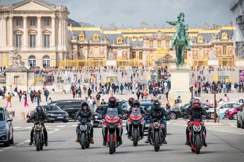 Ducati-Aktion „We ride as One“ in Paris (2023).